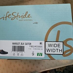 Life stride woman’s size 9 wide never been worn loafer